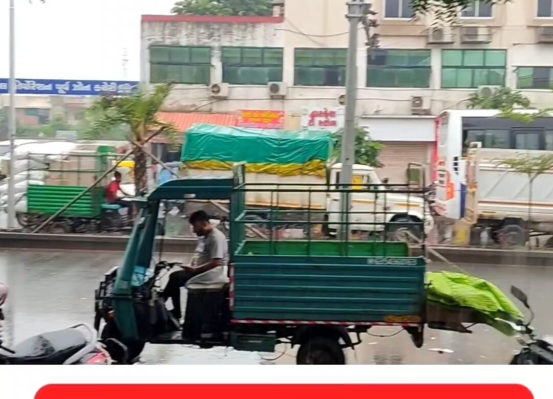 અમદાવાદમાં ભારે વરસાદનાં કારણે વિરાટનગર બ્રિજ પાસે સર્જાયો ભયાનક ટ્રાફિક!!!